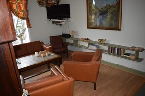 Apartment, 2 Bedrooms | Living area