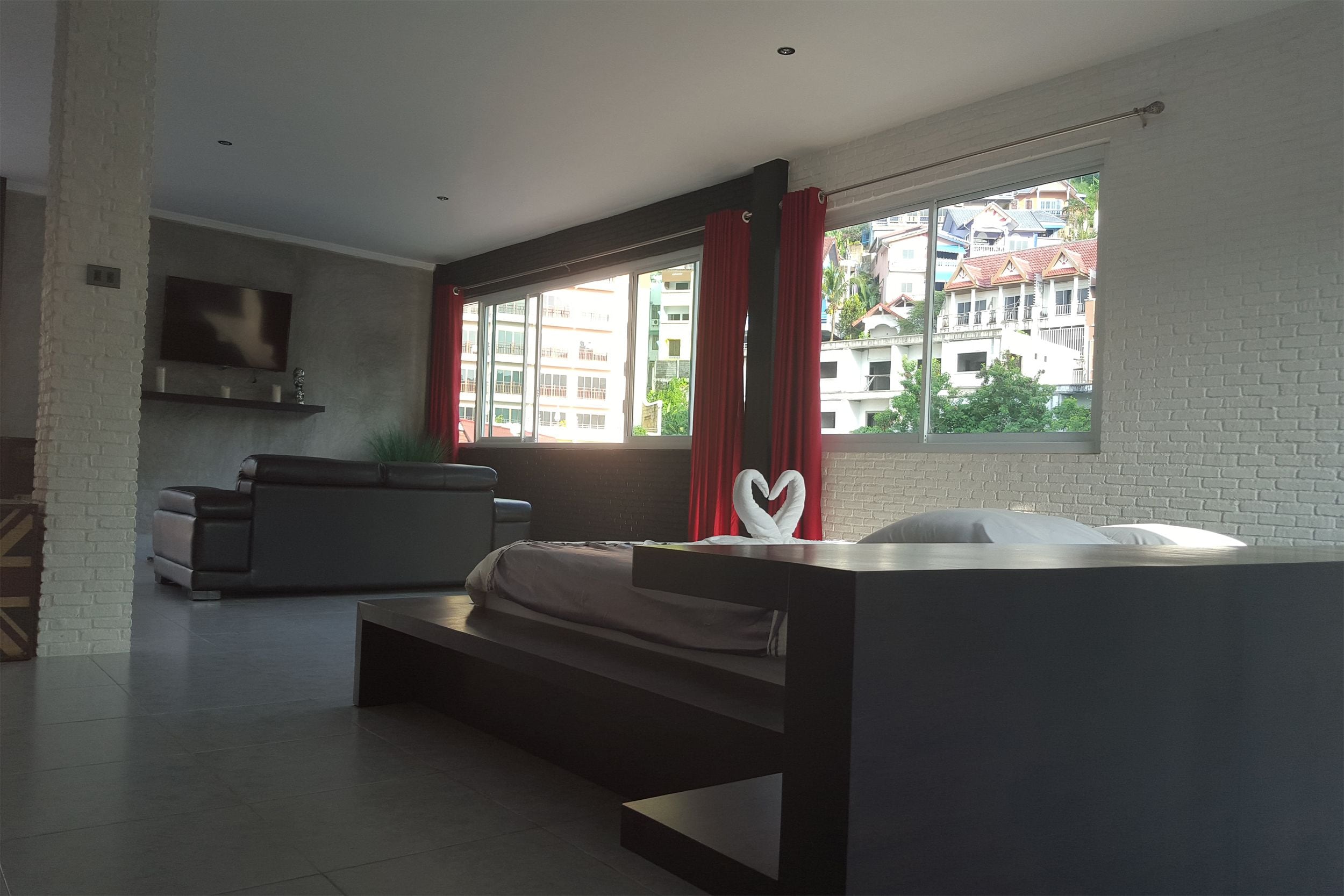 Deluxe Studio | Brankas, meja kerja, dan tempat tidur lipat/tambahan