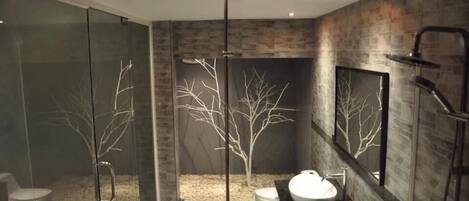 Deluxe Studio | Bathroom | Shower