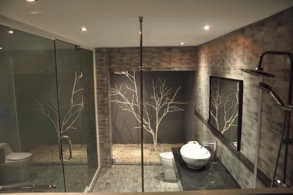 Deluxe Studio | Bathroom