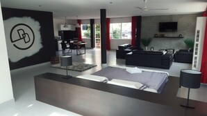 Un salon moderne avec un canapé, une table basse et un téléviseur fixé au mur.