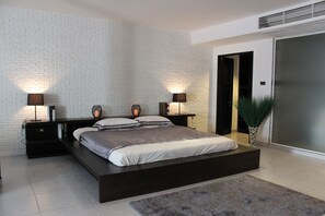 Standard Studio | Zimmersafe, Schreibtisch, Zustellbetten