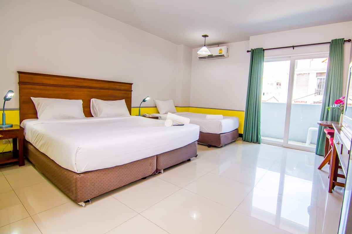 Standard Triple Room with Balcony | Escritorio, cortinas blackout, camas extra y wifi gratis