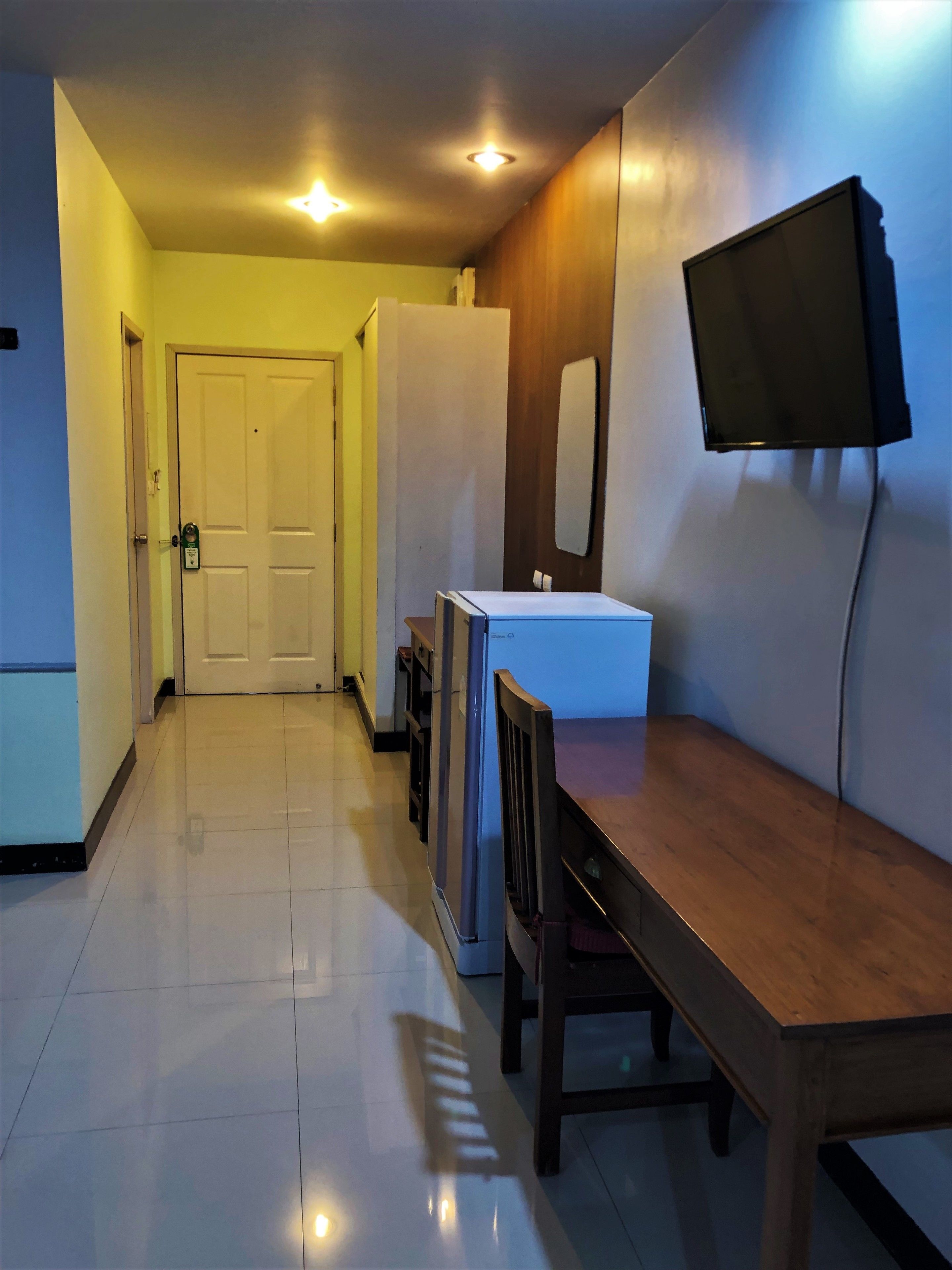 standard double room with balcony | television