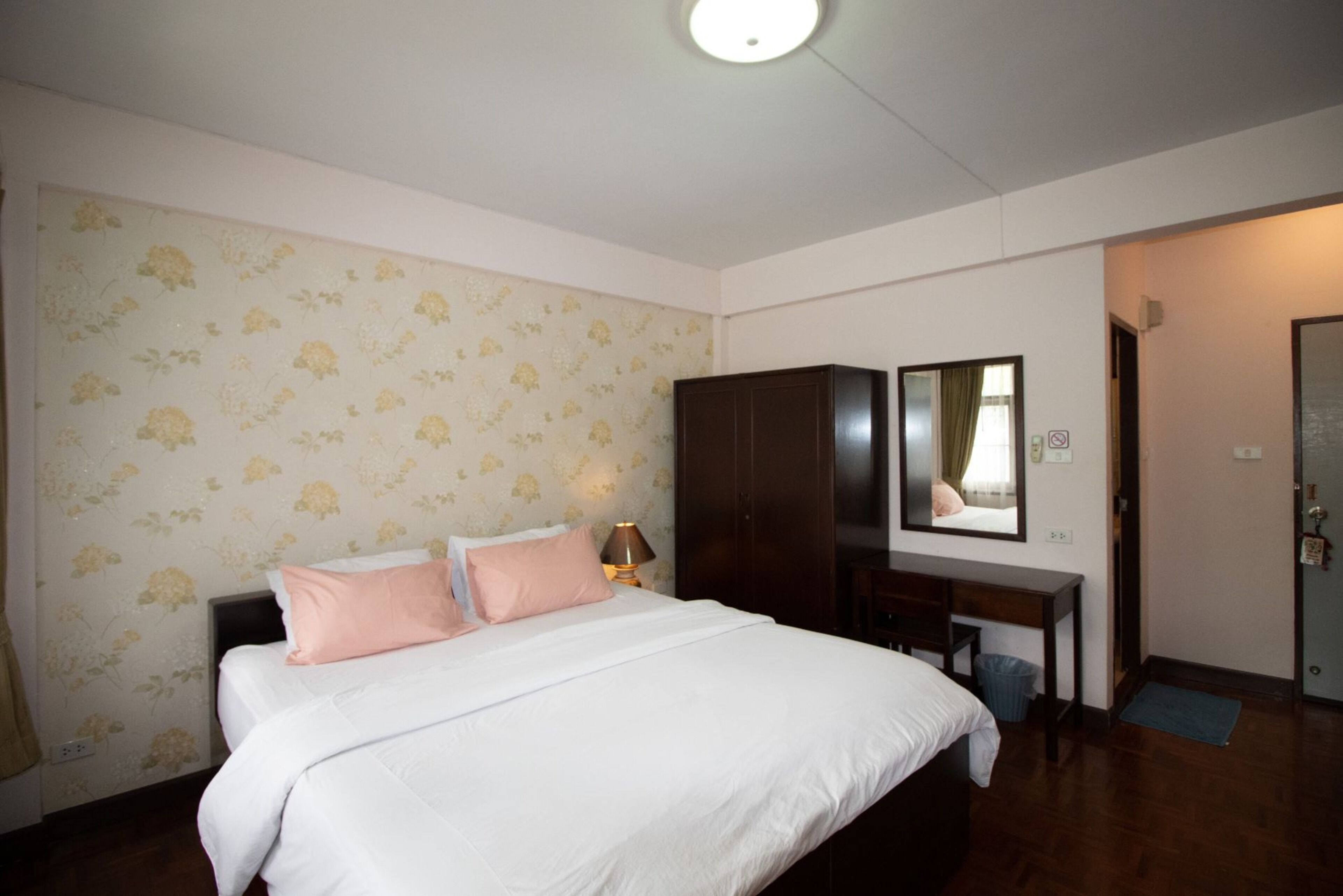 Standard-Doppelzimmer | Zimmersafe, Schreibtisch, Zustellbetten, kostenloses WLAN