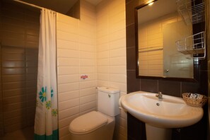 Standard Double Room | Bathroom | Shower, free toiletries, hair dryer - Sabai House (Chiang Mai)