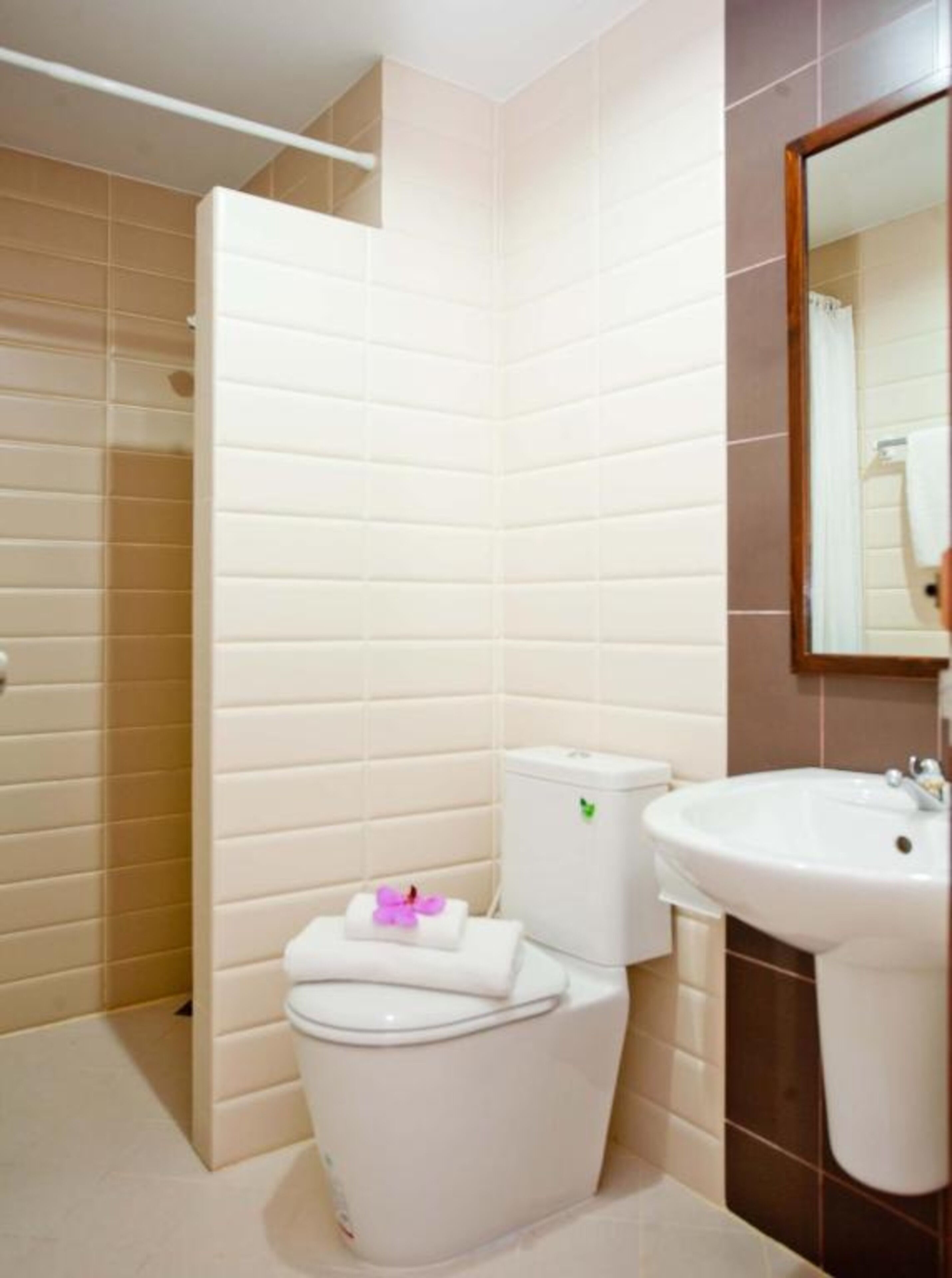 Superior Twin Room | Bathroom | Shower, free toiletries, hair dryer