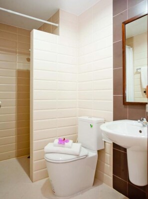 Superior Twin Room | Bathroom | Shower, free toiletries, hair dryer - Sabai House (Chiang Mai)