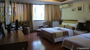 Standard Suite, Non Smoking | Bar mini, meja 