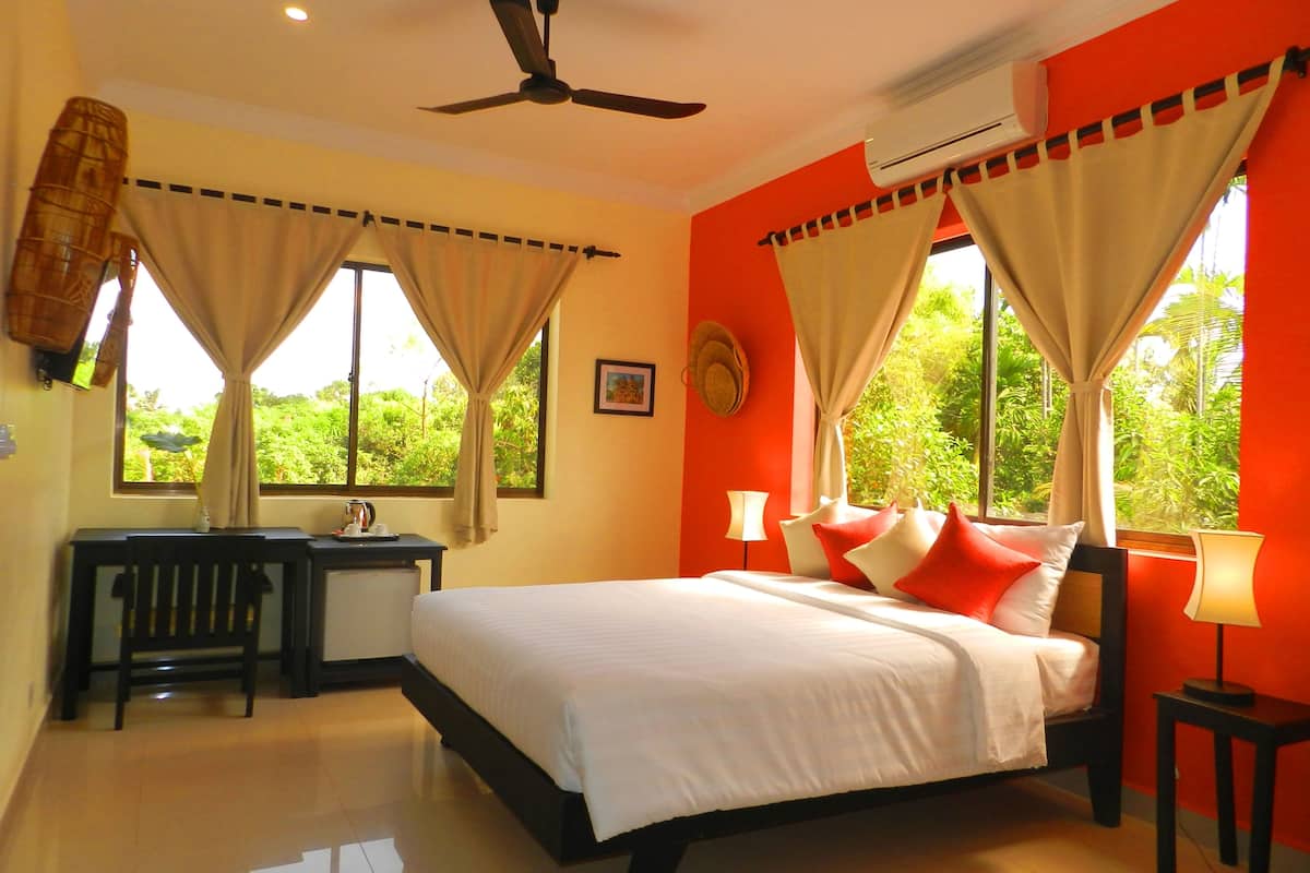 Premium bedding, minibar, desk, blackout curtains