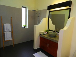 Premium bedding, minibar, desk, blackout curtains - Villa Nissa (Siem Reap)