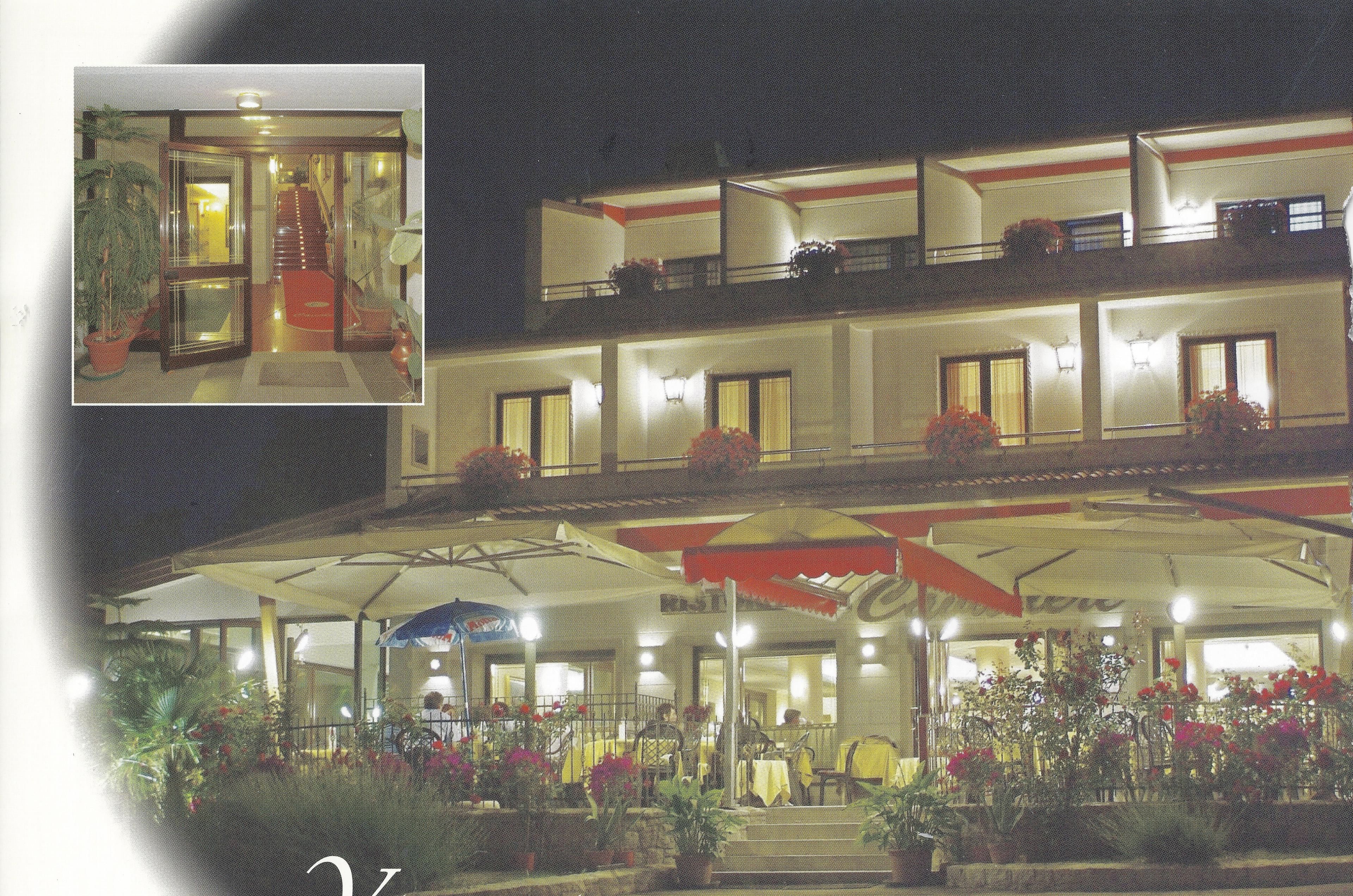 住宿正面 - 傍晚/夜晚