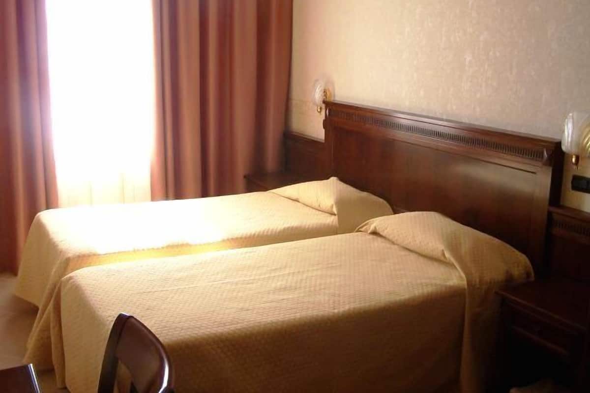 Standard Triple Room | Minibar, in-room safe, desk, free cribs/infant beds