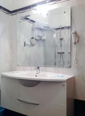 Amenidades de baño gratuitas, secadora de cabello, bidet 