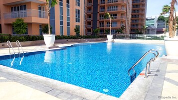 Una piscina al aire libre