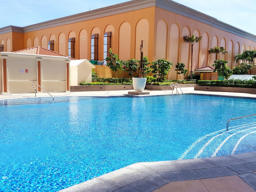 Una piscina al aire libre