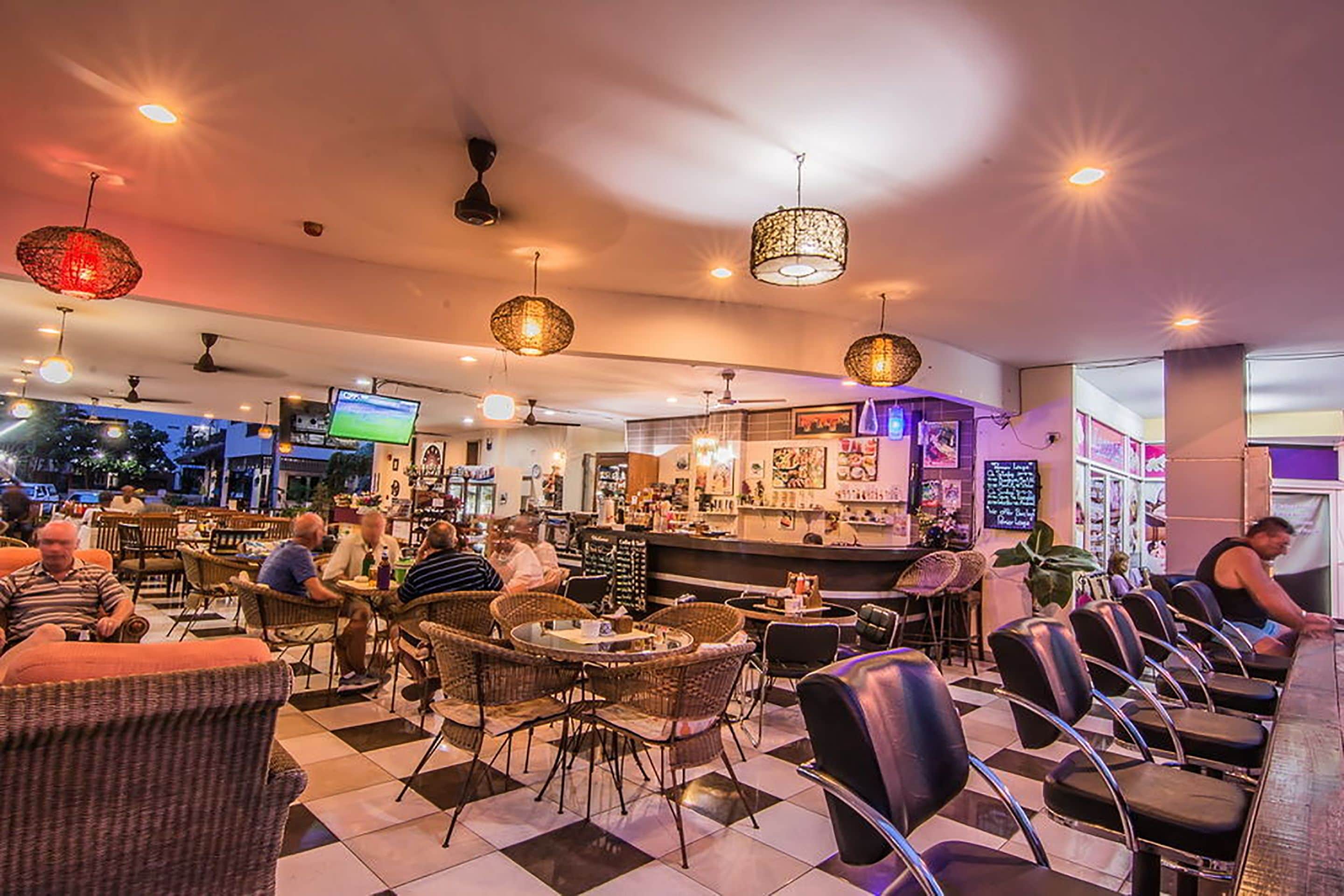 Sarapan, makan tengah hari, makan malam dihidangkan; masakan Thai 