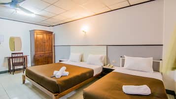 Standard Triple Room with Balcony | 办公桌、折叠床/加床(额外收费)、免费 WiFi