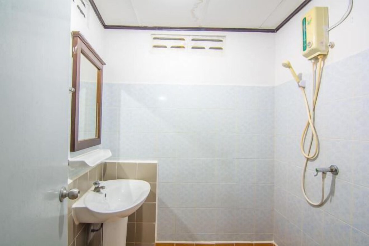 Bathroom | Shower, free toiletries, hair dryer (on request), towels