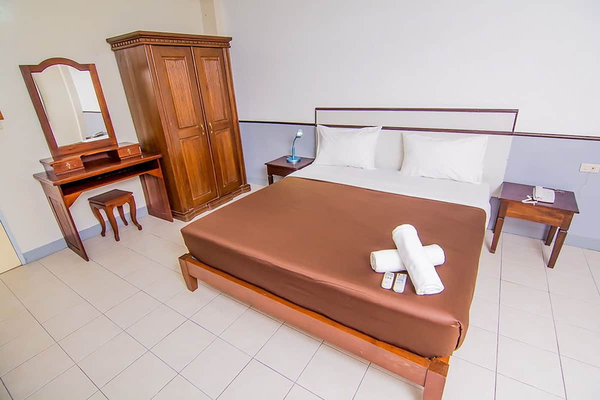 Standard Double Room with Balcony | Escritorio, camas supletorias, wifi gratis