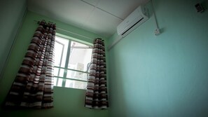 3 bedrooms, desk, iron/ironing board, rollaway beds - Holidayhome 45A Taman Desa Pangkor (Pangkor Island)