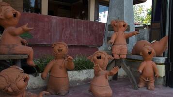 Estatuas de terracota en el jardín de PAI VINTAGE GARDEN RESORT.