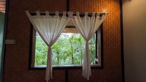 Standard Fan Room | บริเวณนั่งเล่น | ทีวีจอแอลอีดี