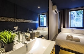 Private Double Room | Free WiFi, bed sheets - Fulfill Phuket Hostel (Phuket)