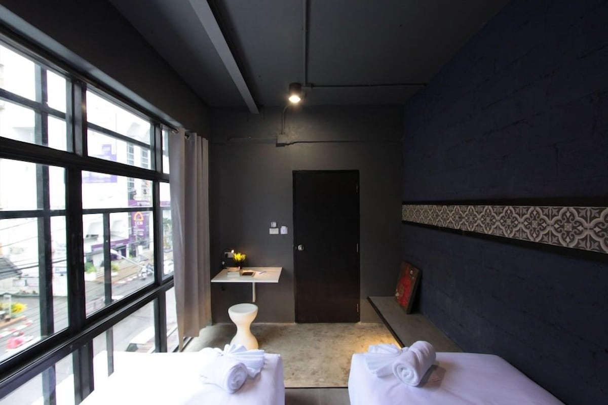 WiFi (free), bed sheets