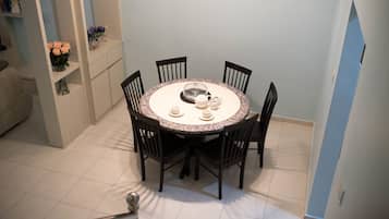House, 4 Bedrooms | In-room dining