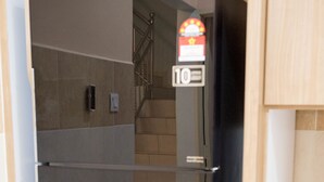 Eine moderne Küche mit einem eingebauten Kühlschrank, einer Mikrowelle und einem Spülbecken.