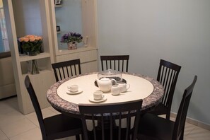 Maison, 4 chambres | Restauration dans la chambre