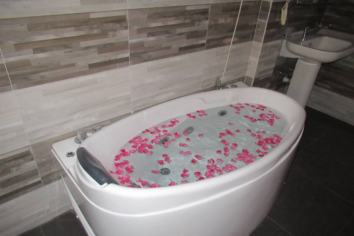 Standard Triple Room, 1 Bedroom, Refrigerator, Ocean View | Bathroom amenities | Shower, free toiletries, hair dryer, slippers