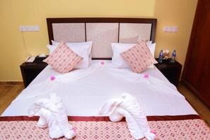 Minibar, desk, free WiFi, bed sheets
