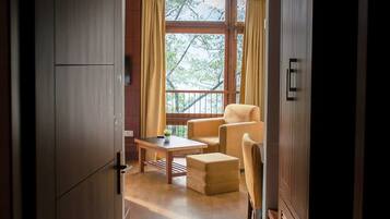 Premium Room, Mountain View | Premium bedding, down comforters, desk, soundproofing