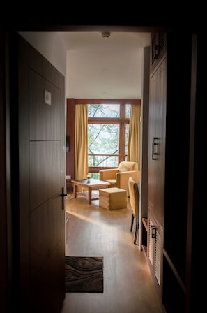 Premium Room, Mountain View | Premium bedding, down comforters, desk, soundproofing
