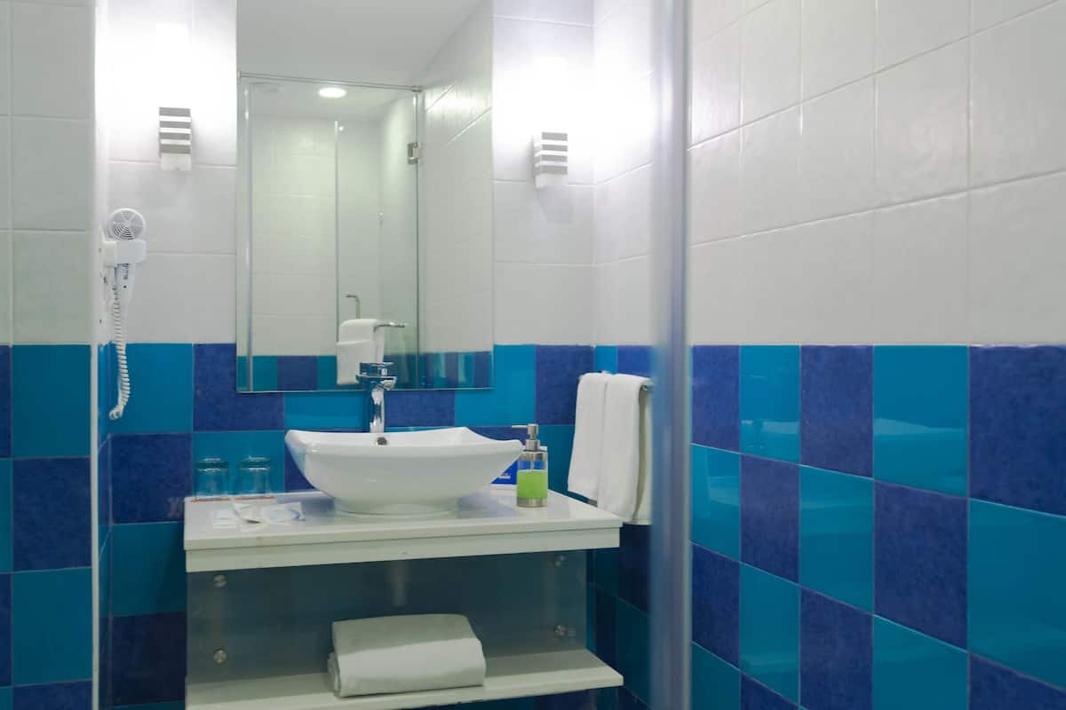 suite, 1 double bed, non smoking | bathroom | combined shower/bathtub, free toiletries, hair dryer, bathrobes