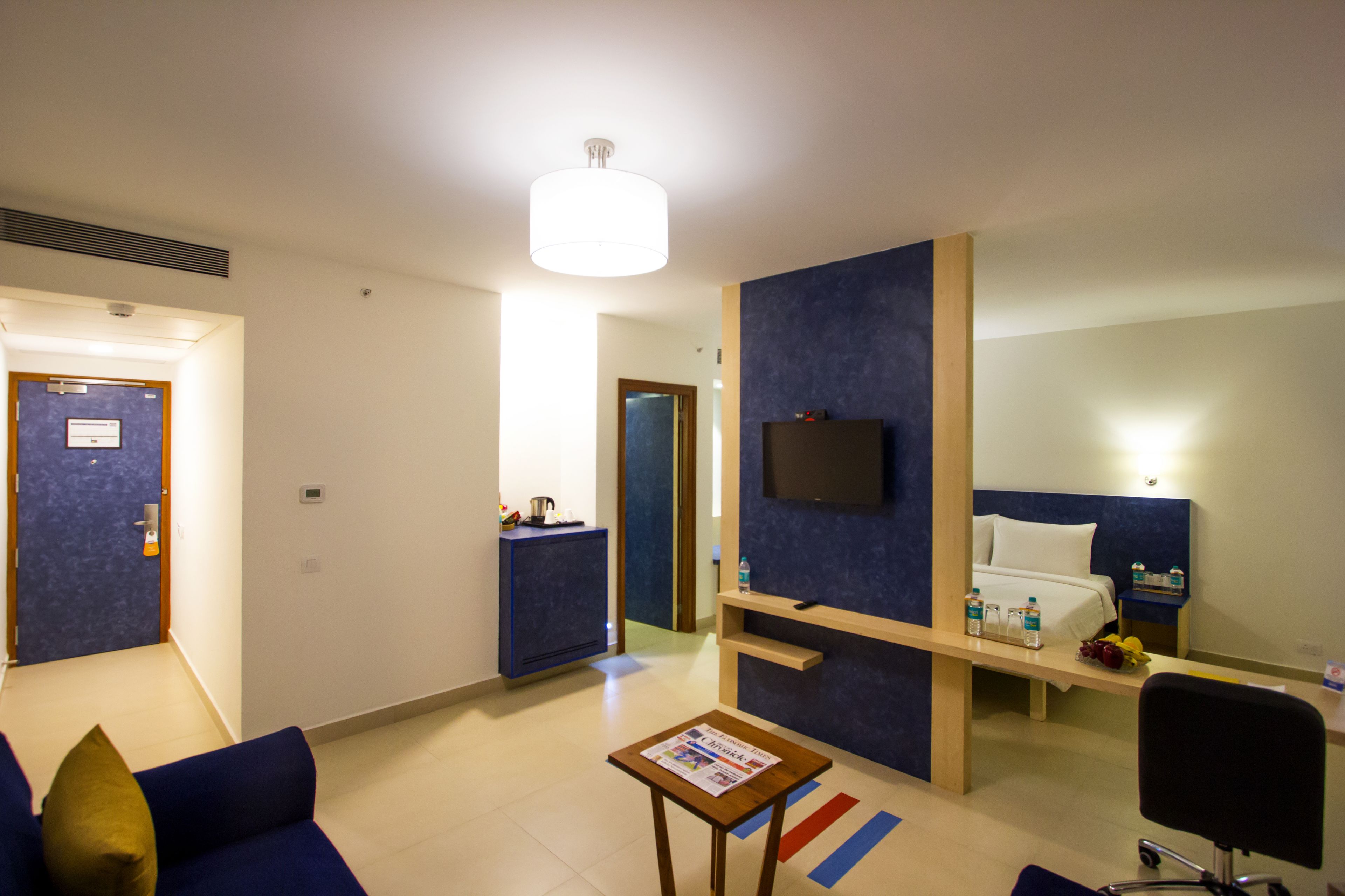 suite, 1 double bed, non smoking | minibar, in-room safe, desk, soundproofing