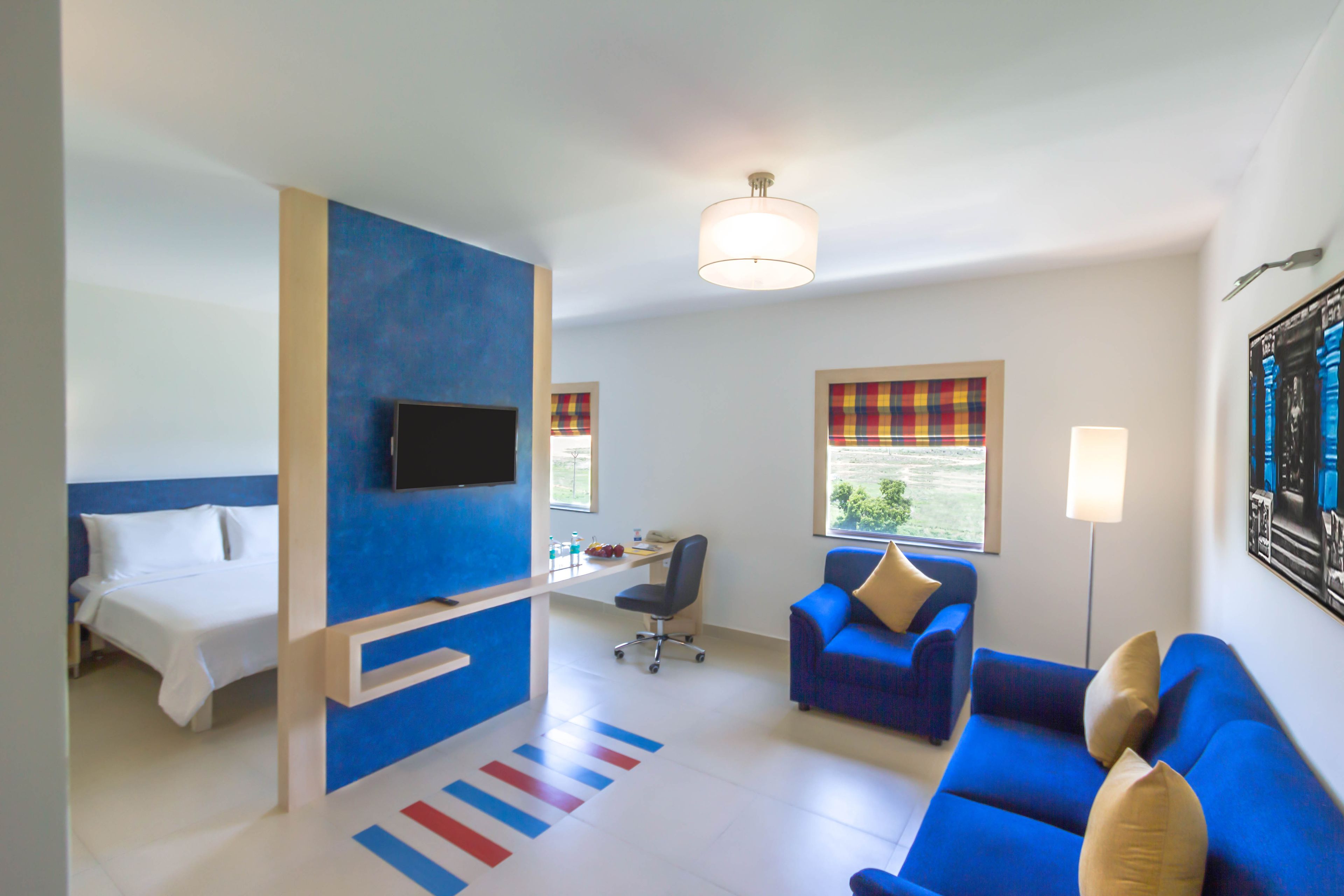 suite, 1 double bed, non smoking | living area | flat-screen tv