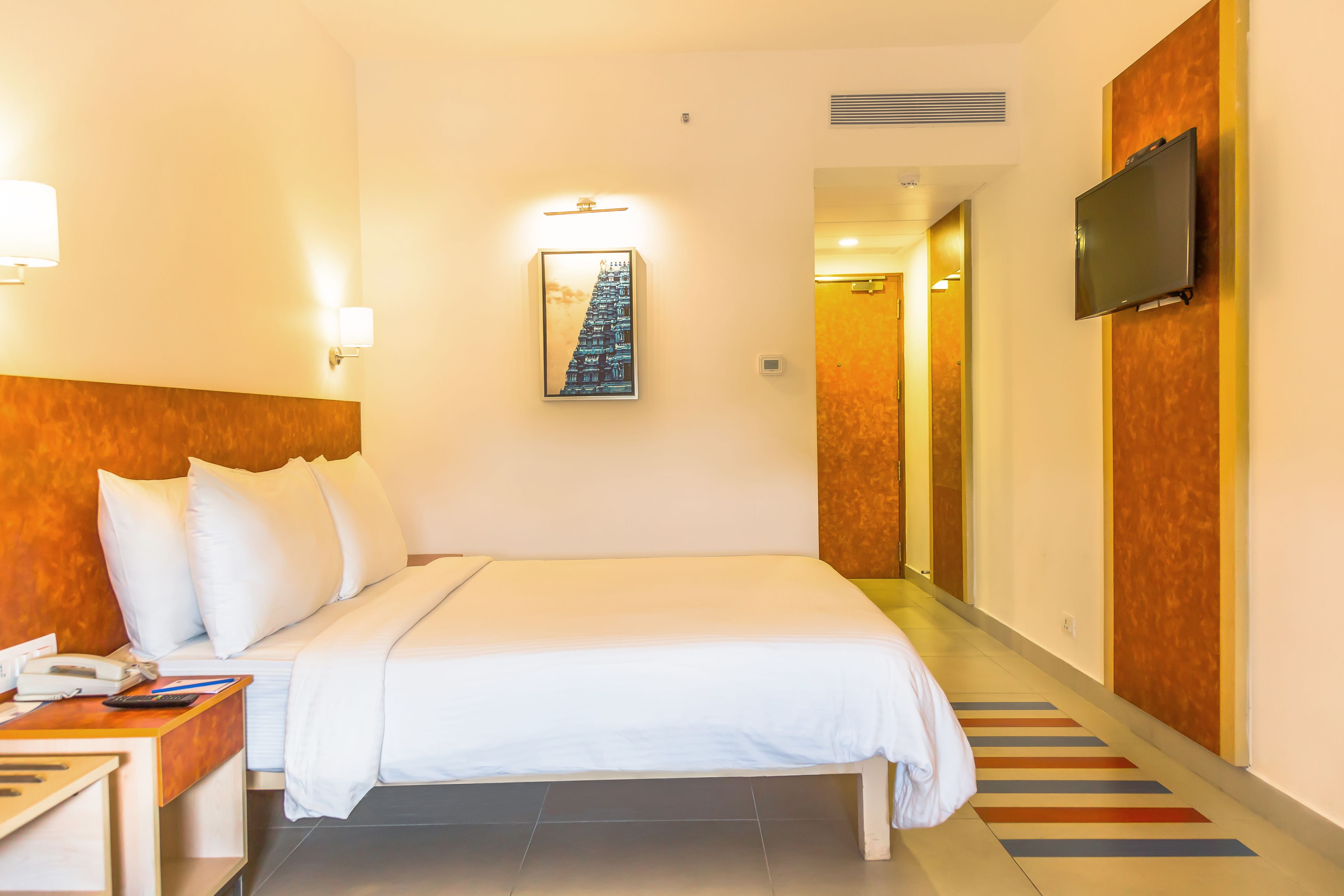 executive double room, 1 double bed, non smoking | minibar, in-room safe, desk, soundproofing