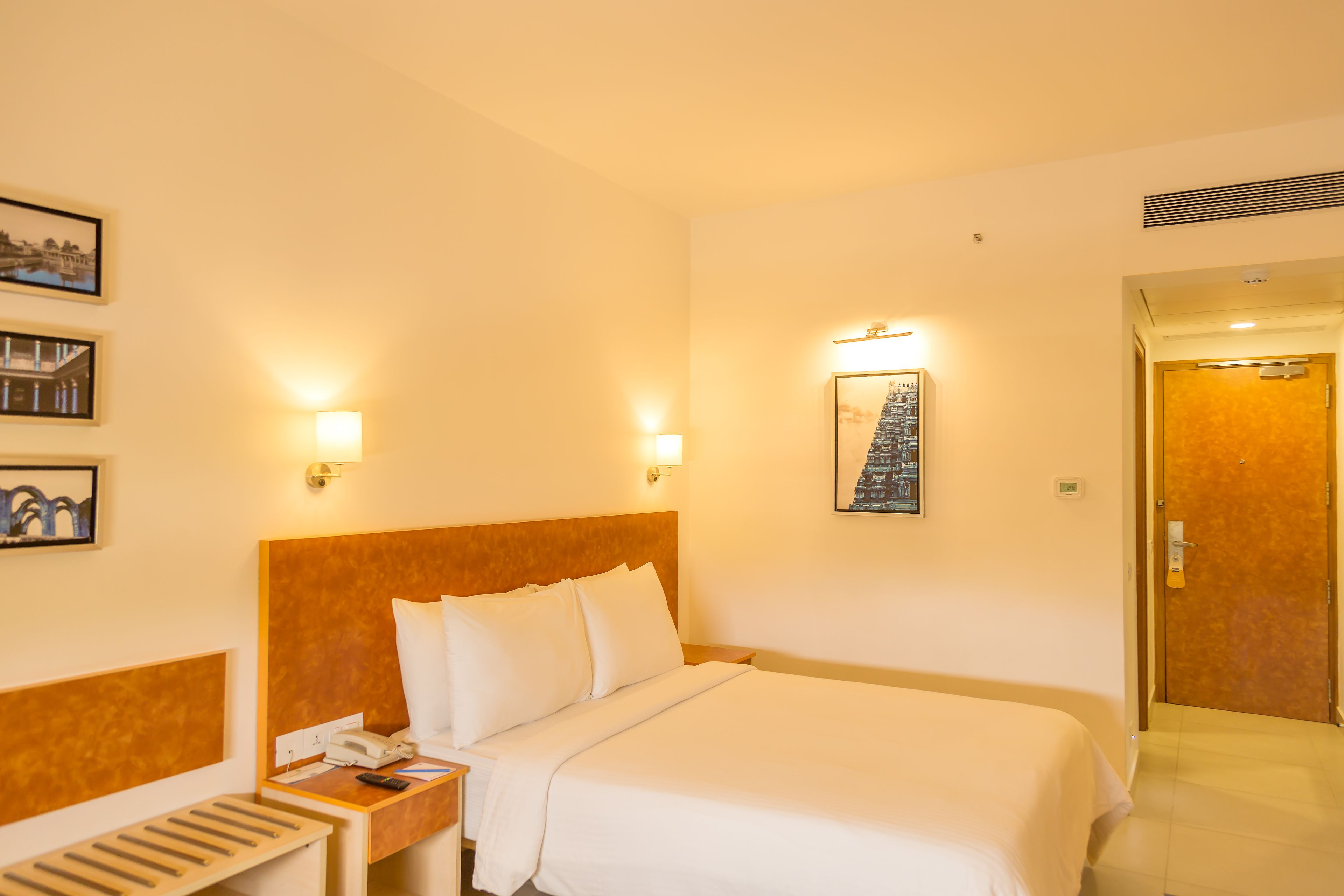 executive double room, 1 double bed, non smoking | minibar, in-room safe, desk, soundproofing
