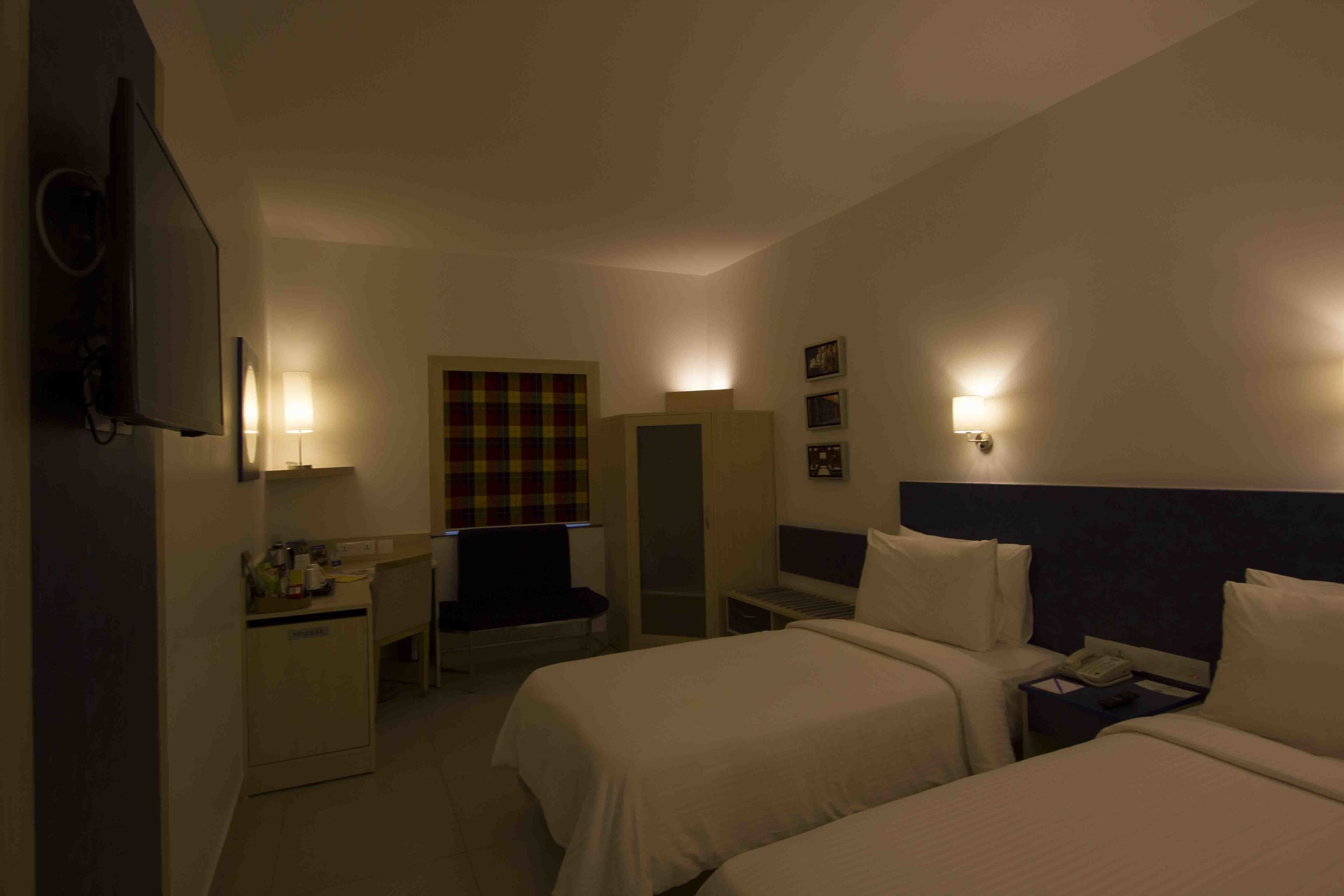 executive double room, 1 double bed, non smoking | minibar, in-room safe, desk, soundproofing