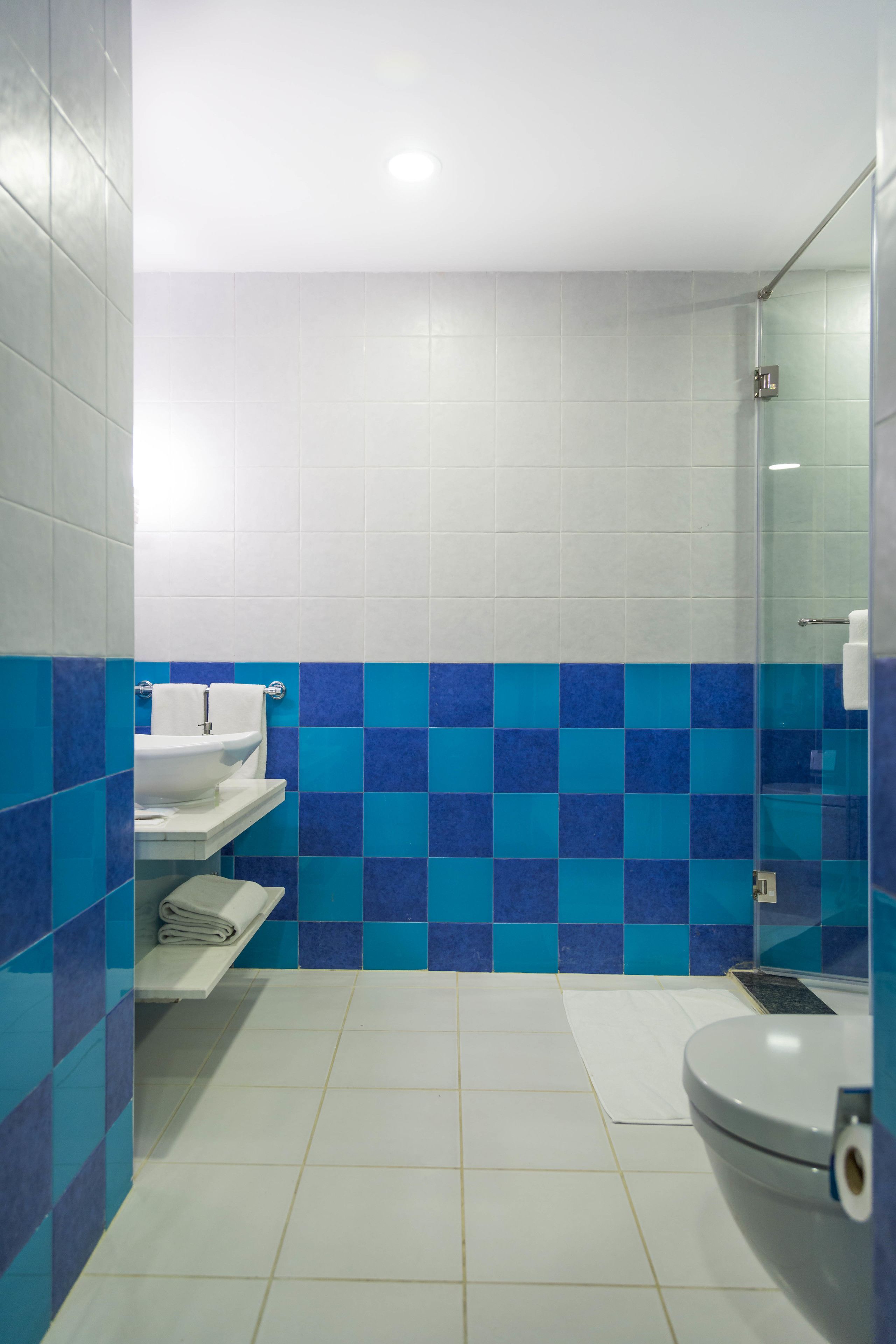 suite, 1 double bed, non smoking | bathroom | combined shower/bathtub, free toiletries, hair dryer, bathrobes