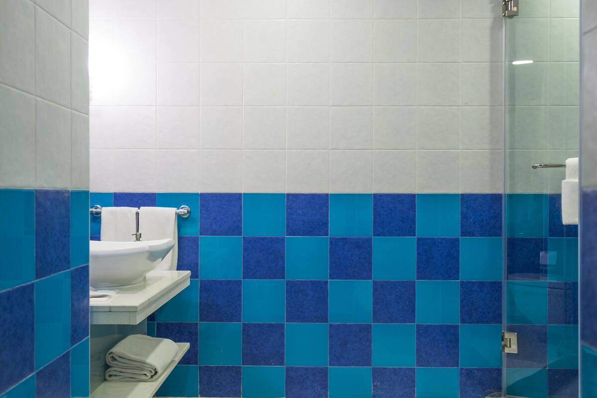 suite, 1 double bed, non smoking | bathroom | combined shower/bathtub, free toiletries, hair dryer, bathrobes