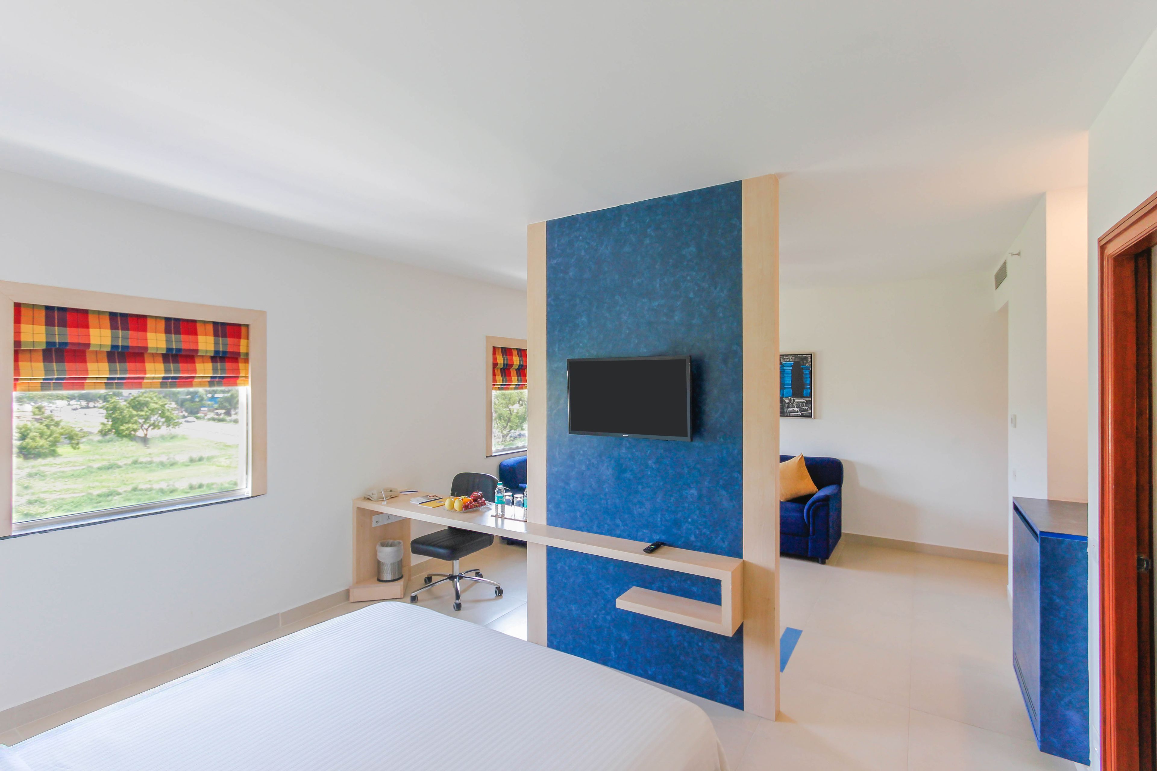 suite, 1 double bed, non smoking | minibar, in-room safe, desk, soundproofing