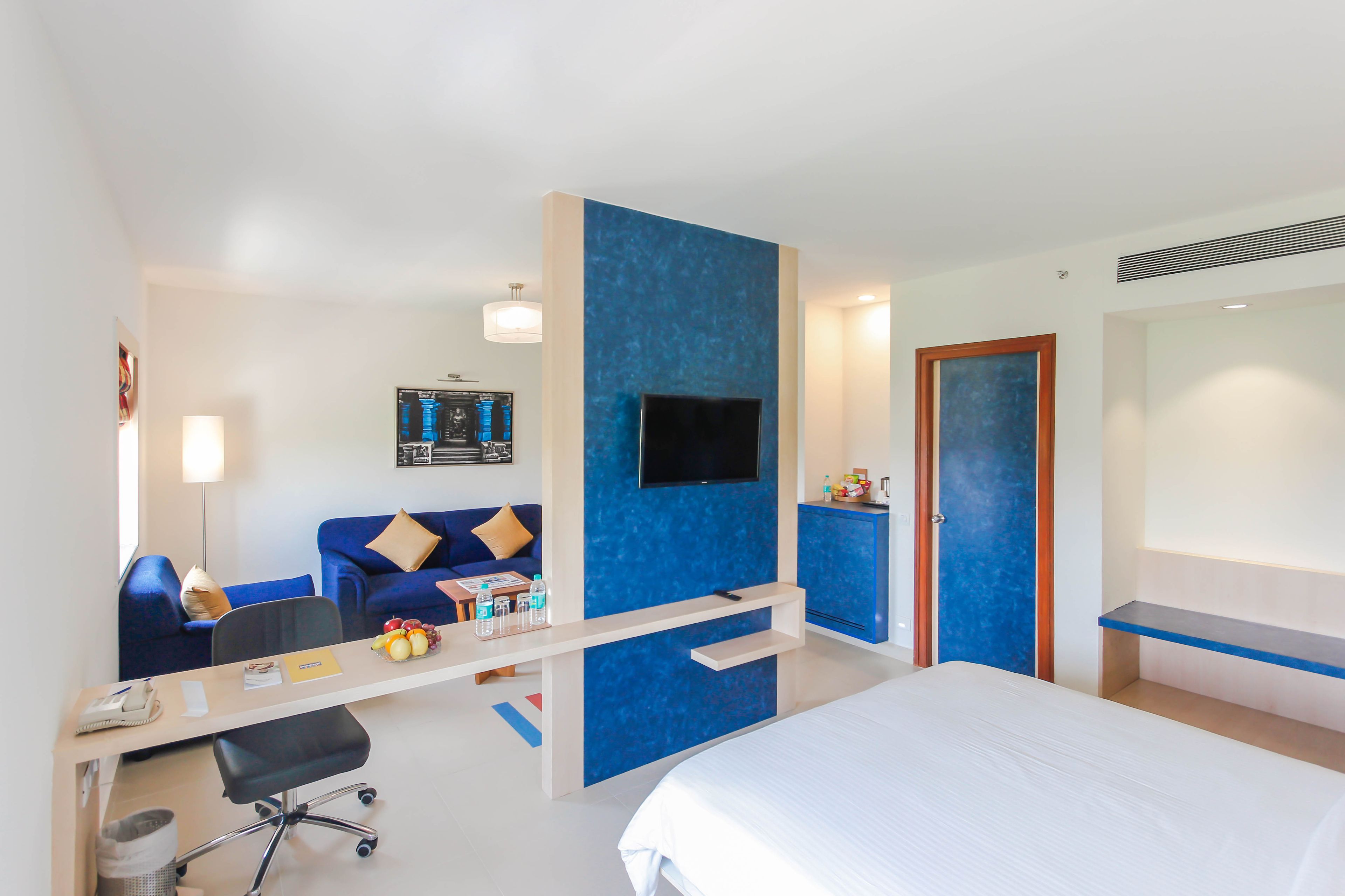 suite, 1 double bed, non smoking | living room | flat-screen tv