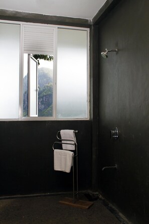 Shower, free toiletries, hair dryer, bidet - The Tenth Hotel (Ella)