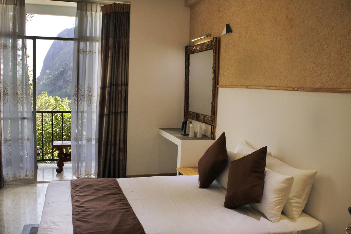 Deluxe Double Room, Mountain View | Egyptian cotton sheets, premium bedding, Select Comfort beds
