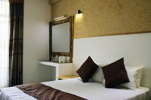 Deluxe Double Room, Mountain View | Egyptian cotton sheets, premium bedding, Select Comfort beds