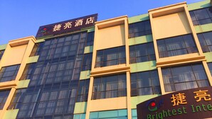 Un hôtel avec une enseigne indiquant « Brightest Inn » et une autre enseigne au-dessus, portant l’inscription « Keel Hotel ».